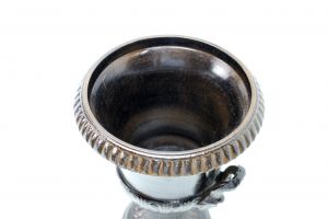 Vaso Urna Com Alça Dupla Borda Canelada e Detalhes Em Relevo na Cor Marrom Vaso Urna Com Alça Dupla Borda Canelada e Detalhes Em Relevo na Cor Marrom