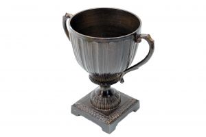 Vaso Taça Base Quadrada Alça Dupla 24cm Detalhes Em Relevo na Cor Marrom Vaso Taça Base Quadrada Alça Dupla 24cm Detalhes Em Relevo na Cor Marrom